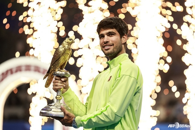 图为卡洛斯·阿尔卡拉斯在卡塔尔公开赛夺冠后举起奖杯。 =法新社BBNews=新闻1。