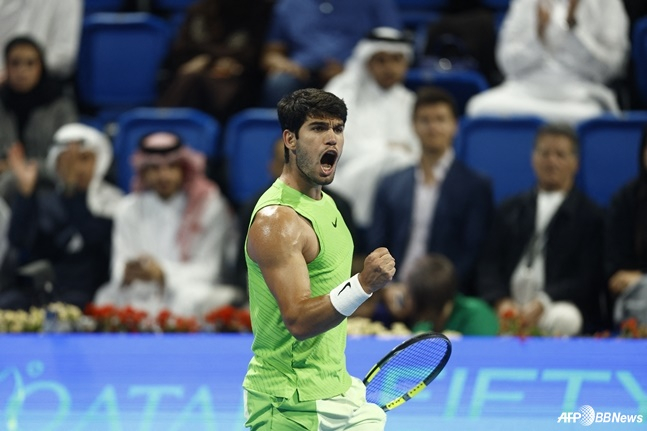 图为卡洛斯·阿尔卡拉斯在比赛中握紧拳头。 =法新社BBNews=新闻1。