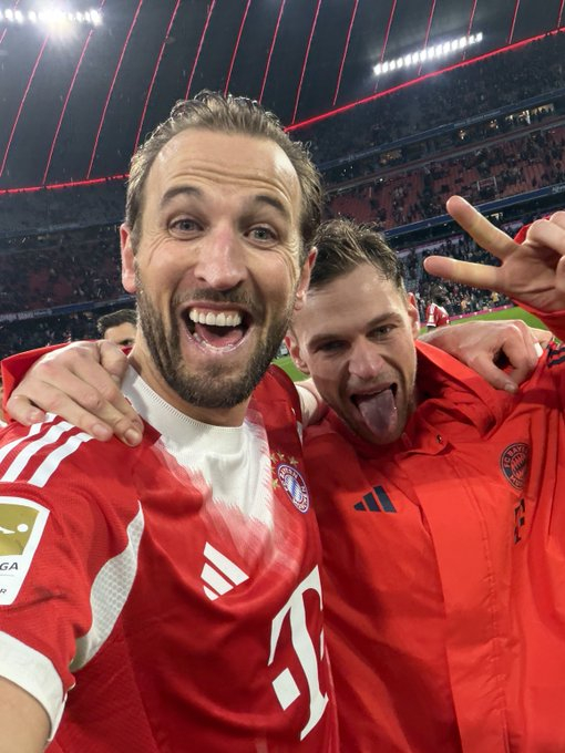 21日(韩国时间)，在德国慕尼黑的安联竞技场举行的2025~2026赛季德甲第23轮主场比赛中，哈里•凯恩(左)和约书亚•基米希(Yoshua Kimihi)结束了比赛。 =照片:拜仁慕尼黑官方社交网络服务(SNS)