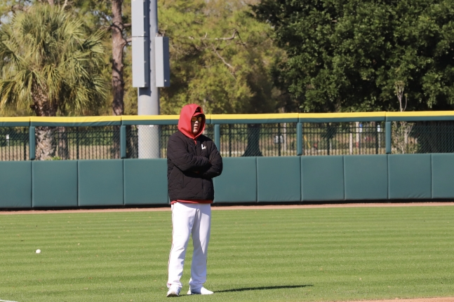 图为，主教练李崇勇正在佛罗里达第一训练基地观看选手团的训练。 =照片=SSG兰德斯提供。