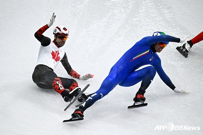 本月20日，在短道速滑男子500米半决赛中与加拿大选手相撞后晕倒的皮耶特罗•西格尔（中）。 =法新社BBNews=新闻1。