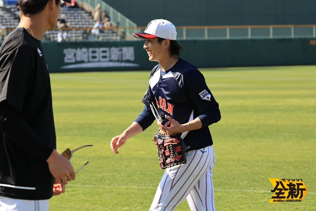 图为，在比赛开始前，施托·乌京与索万选手交谈。 =软银鹰队官方SNS