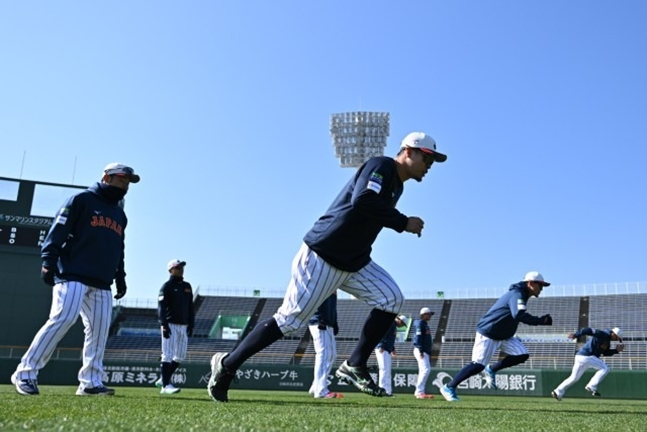 正在训练的日本代表队。 =日本棒球代表队官方SNS。