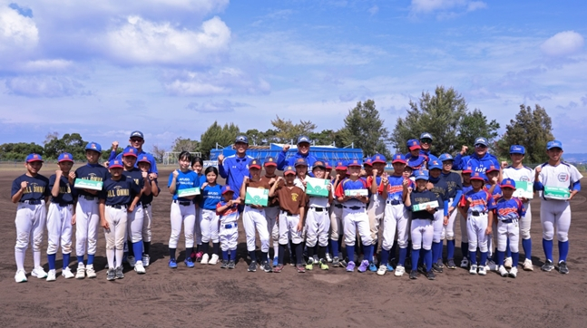 赠送棒球的三星代表团。 =图为，三星狮子队。