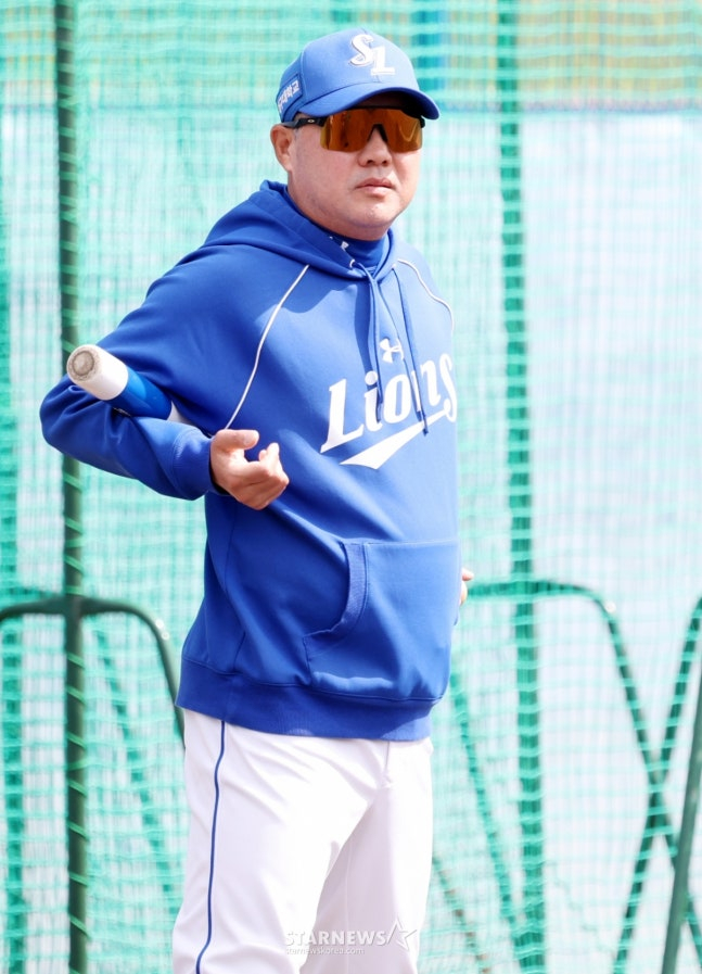 图为正在观看训练的朴镇万教练。 =照片=金镇京。