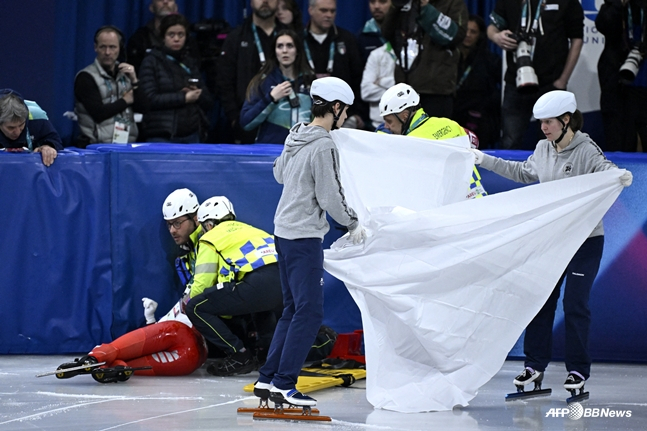 图为,对摔倒的卡米拉•塞利耶尔(左)进行急救的同时,还用白布遮住。 =法新社BBNews=新闻1。