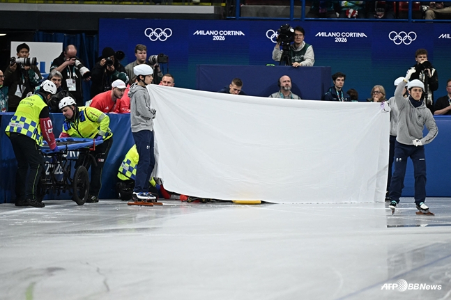 为了不让观众看到,用白布遮住的样子。 =法新社BBNews=新闻1。