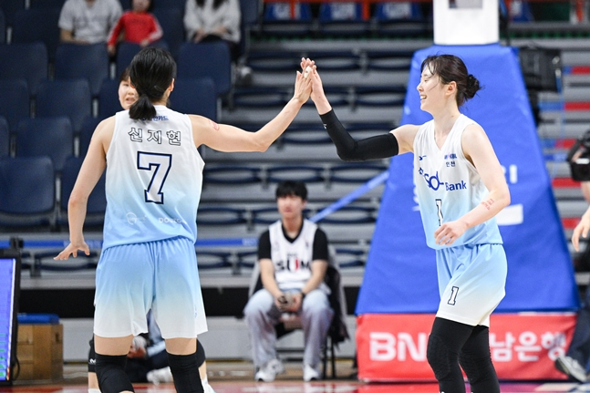 High-fiving Jihyun Shin (left) and Shin Yi-seul. /Photo = WKBL