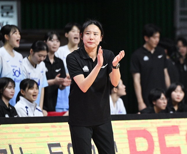 Director Choi Yoon-ah is clapping with satisfaction. /Photo = WKBL