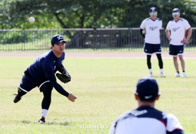 Ko Woo-seok (left) who sweated hard at Saipan camp in January. /Photo = Senior Reporter Kang Young-jo