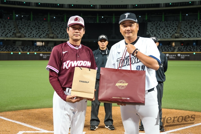 图为,在21日的比赛之前,Kiwoom队主教练薛钟镇和台湾队主教练曾浩柱交换礼物。 =照片:kiwoom heroes。