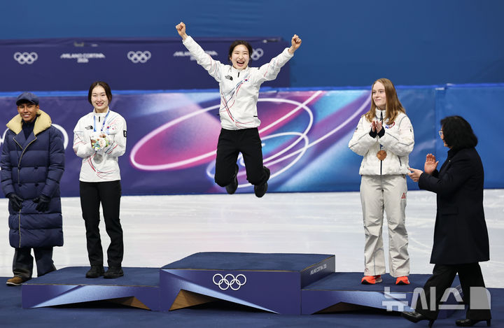 20日(当地时间)，在意大利米兰冰上滑冰馆举行的2026米兰•科尔蒂纳丹佩佐冬奥会短道速滑女子1500米颁奖仪式上，短道速滑选手金吉利登上领奖台后正在跳跃。 =照片=newsis。