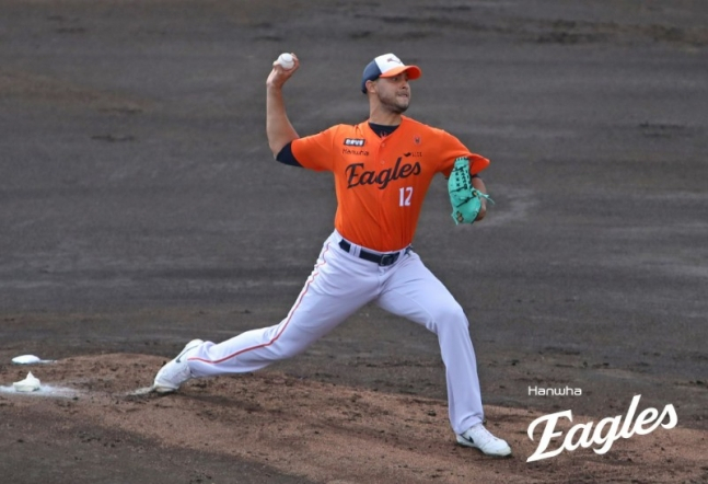 图为韩华队的首发投手埃尔南德斯正在投球。 =韩华鹰队。