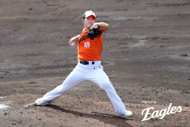图为尹产钦在第4局出场投球。 =韩华鹰队。