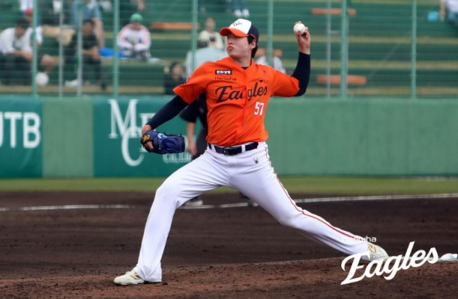 图为从尹山钦手中接过球的赵东旭正在投球。 =韩华鹰队。