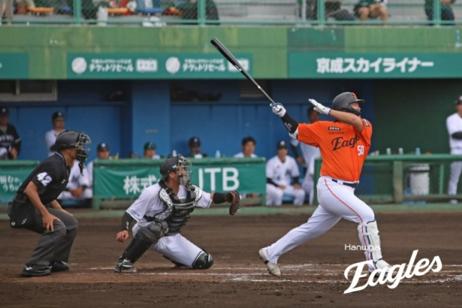 姜白虎（右）正在打地掷球。 =韩华鹰队。