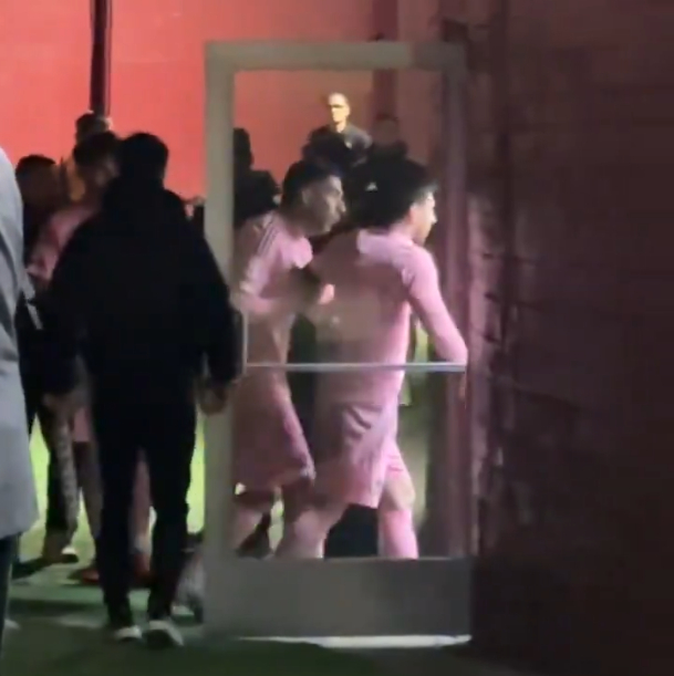 22日，在美国洛杉矶纪念体育场举行的2026美国职业足球大联盟(MLS)揭幕战失利后，国际迈阿密队的梅西（右）追赶裁判，路易斯•苏亚雷斯正在劝阻。 =图为，迈阿密国际新闻中心的SNS截图。