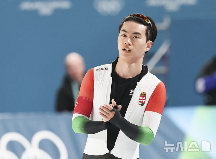 在20日举行的男子1500米速度滑冰项目中，金珉硕在比赛结束后正在鼓掌。 =照片=newsis。