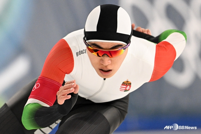 在20日举行的男子1500米速度滑冰项目中，金珉硕正在展开角逐。 =法新社BBNews=新闻1。