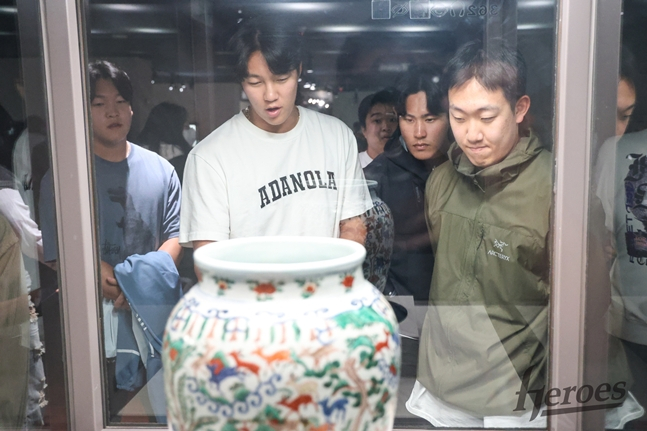 Kiwoom players, including Ahn Woo-jin, who visited the National Palace Museum. /Photo = Kium Heroes