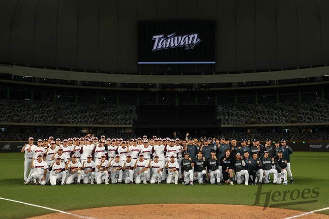 After the game on the 22nd, the Taiwanese national team and the Kiwoom Heroes team are taking a group photo. /Photo = Kium Heroes