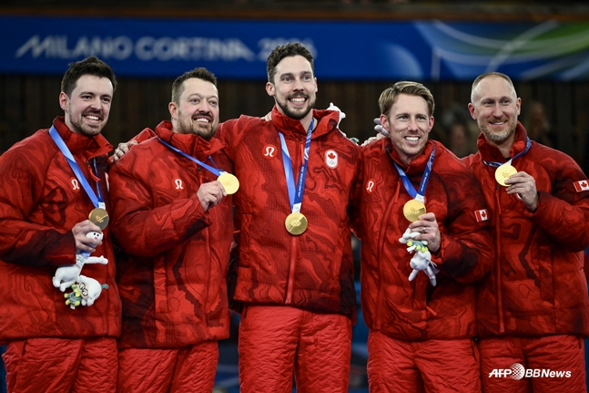 图为战胜英国队获得金牌的加拿大代表队。 =法新社BBNews=新闻1。