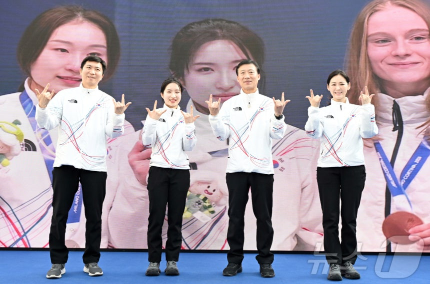 图为，金吉里（左二）与大韩体育会长刘承승민（左）、选手副团长兼选手村村长金泽洙（右二）、选手团长兼大韩冰上竞技联盟会长李秀景一起摆出夺冠庆祝姿势。 =照片=news1（大韩体育会提供）