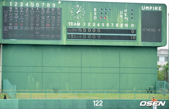 图为第4局下半局2人出局时，电子屏幕上显示着0比10的比分。 