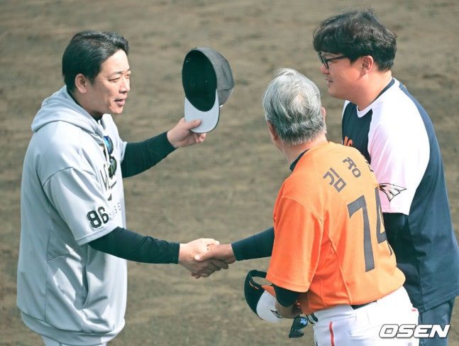 22日比赛结束后，乐天队主教练大村千叶（左）和韩华队主教练金庆文正在互相问候。