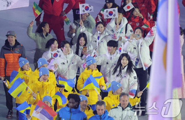 10月22日（当地时间），在意大利维罗纳奥林匹克竞技场举行的2026米兰·科尔蒂纳丹佩佐冬奥会闭幕式上，韩国代表团正在入场。 =照片=news1（共同采访）