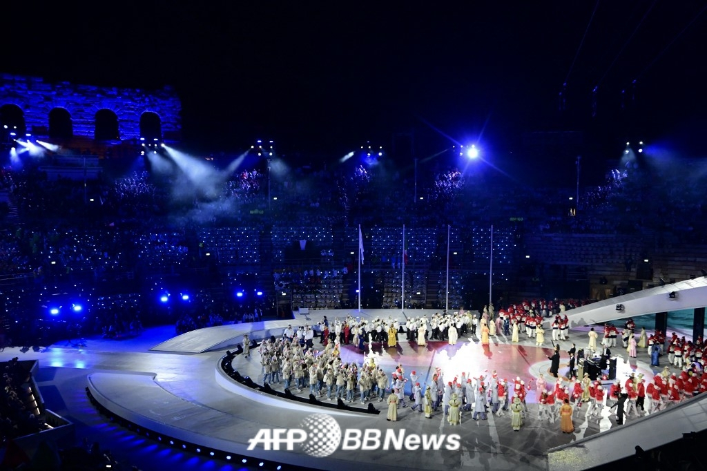 图为，韩国时间23日，第25届米兰-科尔蒂纳丹佩佐冬奥会闭幕式在意大利维罗纳竞技场举行。 =法新社BBNews=新闻1。