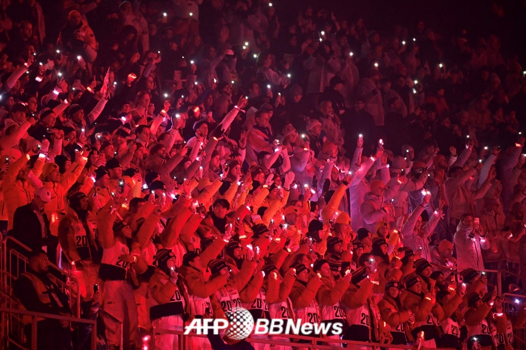 图为，韩国时间23日，各国代表团出席第25届米兰·科尔蒂纳丹佩佐冬奥会闭幕式。 =法新社BBNews=新闻1。
