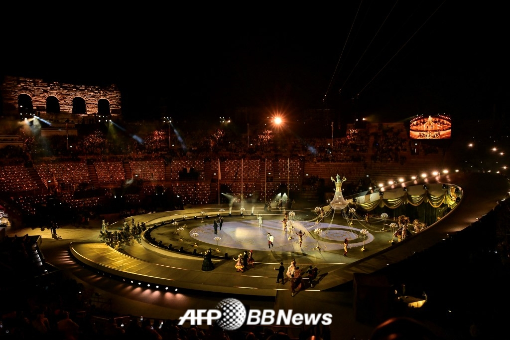 图为，韩国时间23日，第25届米兰-科尔蒂纳丹佩佐冬奥会闭幕式在意大利维罗纳竞技场举行。 =法新社BBNews=新闻1。