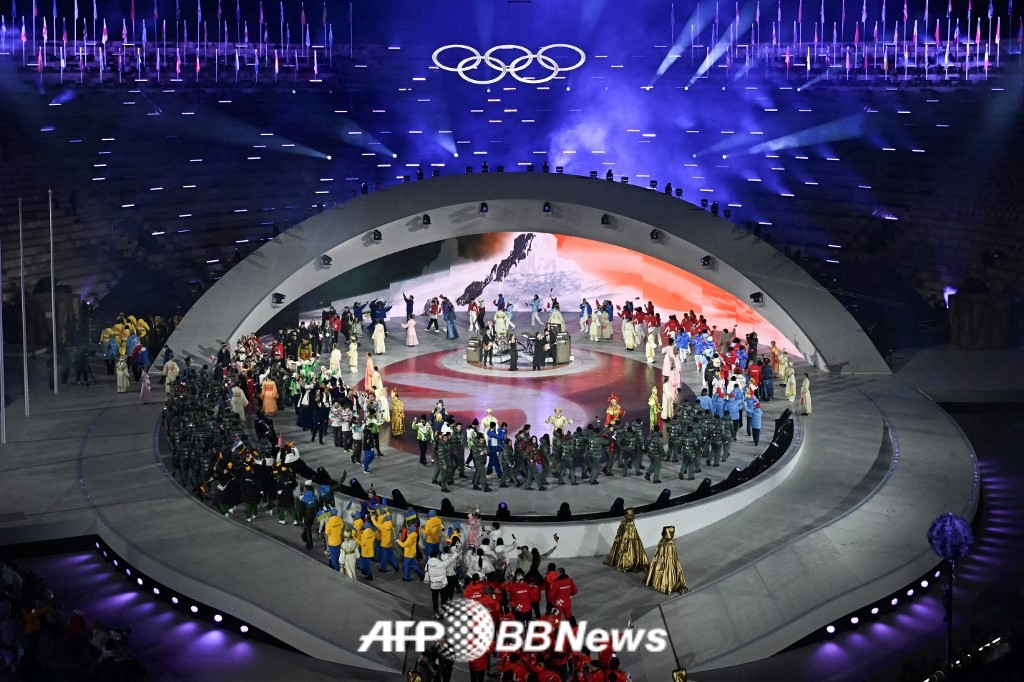 图为，韩国时间23日，第25届米兰-科尔蒂纳丹佩佐冬奥会闭幕式在意大利维罗纳竞技场举行。 =法新社BBNews=新闻1。