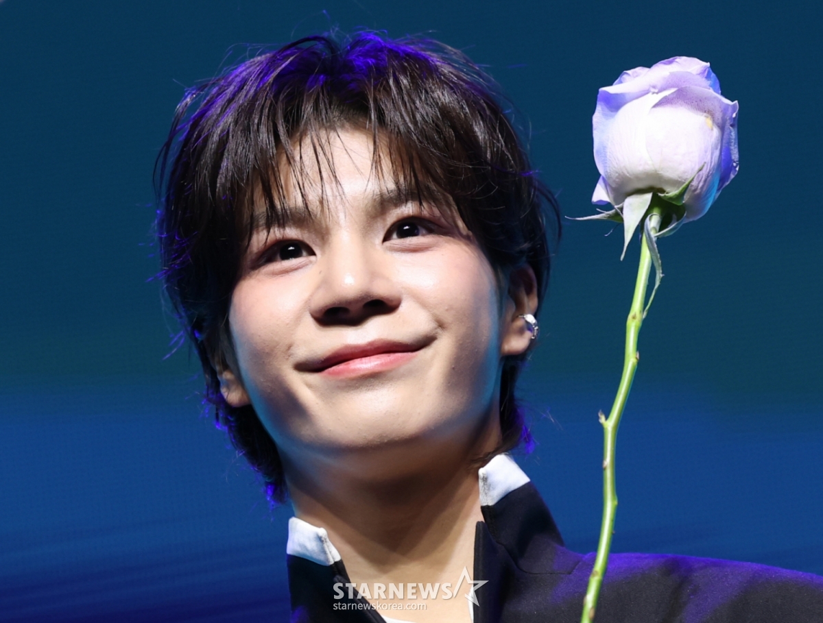 (首尔=新闻1)权铉辰记者=歌手郑东元13日下午在首尔二村洞诺德岛live house举行的第二张正规专辑《长腿的礼物》表演秀上摆出造型,供记者们拍照。 2025.3.13/新闻1 Copyright©新闻1. Allrights reserved.禁止擅自转载和转载,禁止使用AI学习。 =照片=(首尔=新闻1)权铉辰。