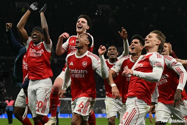 23日(韩国时间),在英国伦敦托特纳姆热刺体育场举行的2025~2026英格兰足球超级联赛(EPL)第27轮比赛中,阿森纳队战胜托特纳姆热刺队,正在庆祝。 =法新社BBNews=新闻1。