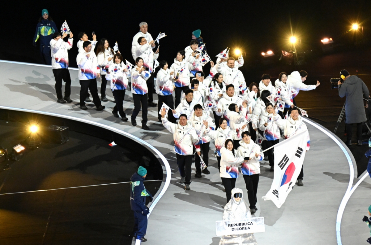  图为韩国代表团在2026米兰科尔蒂纳冬奥会开幕式上入场。 =照片=大韩体育会提供。