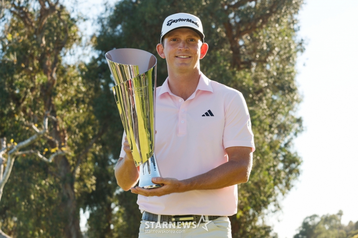 [洛杉矶=美联社/newsis]22日（当地时间），在美国加利福尼亚州洛杉矶Pacific Palisade Riviera乡村俱乐部举行的美国职业高尔夫（PGA）巡回赛劳恩斯邀请赛上，雅各布•布里奇曼（美国）登上了冠军宝座，并举着奖杯摆出了造型。 布里奇曼最终以低于标准杆18杆共266杆的成绩首次获得PGA巡回赛冠军,并获得了劳恩斯GV80轿跑车作为奖品。 =2026.02.23。