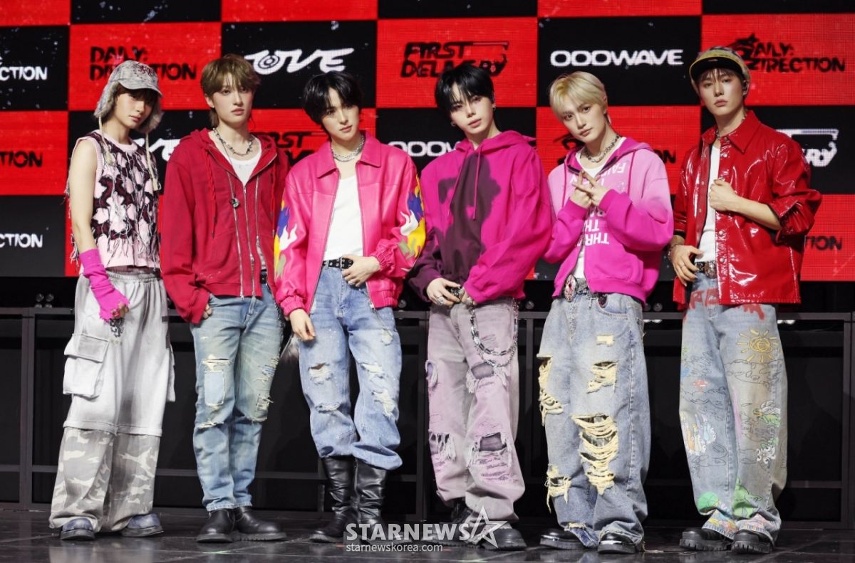 组合DAILY:DIRECTION23日下午在首尔麻浦区YES24 Wonderrok Hall举行的出道单曲1辑《FIRST:DELIVERY》发行纪念表演秀上摆出造型,供记者们拍照。 Daily:Direction的主打歌名《ROOMBA DOOMBA》是包含着今后在世界观中展开的任何事件和考验都不会屈服的意志的咒语。 /2026.02.23 / 照片=李东勋 photoguy@