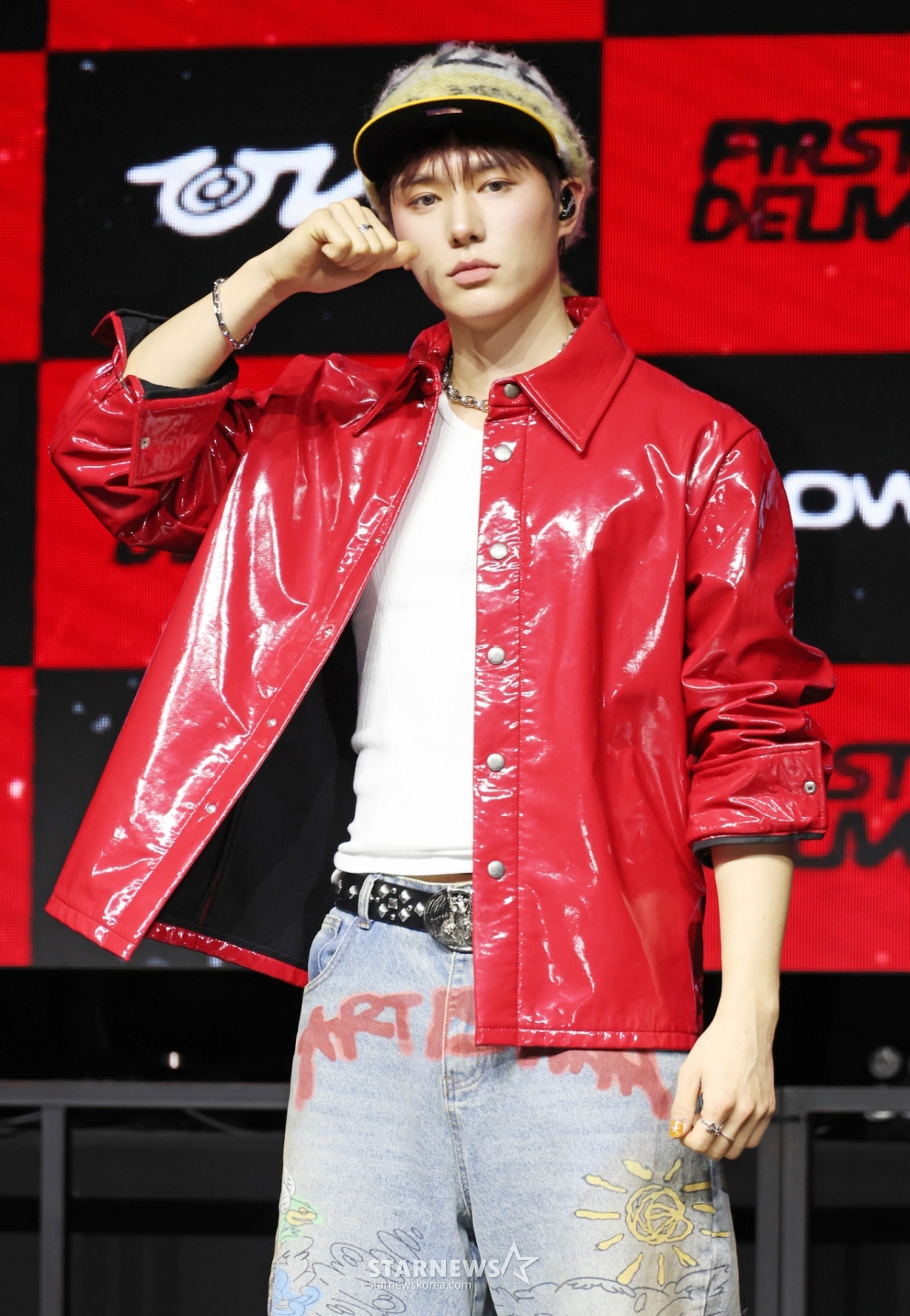 组合DAILY:DIRECTION AN KIM23日下午在首尔麻浦区YES24 Wonderrok Hall举行的出道单曲1辑《FIRST:DELIVERY》发行纪念表演秀上摆出造型,供记者们拍照。 Daily:Direction的主打歌名《ROOMBA DOOMBA》是包含着今后在世界观中展开的任何事件和考验都不会屈服的意志的咒语。 /2026.02.23 / 照片=李东勋 photoguy@