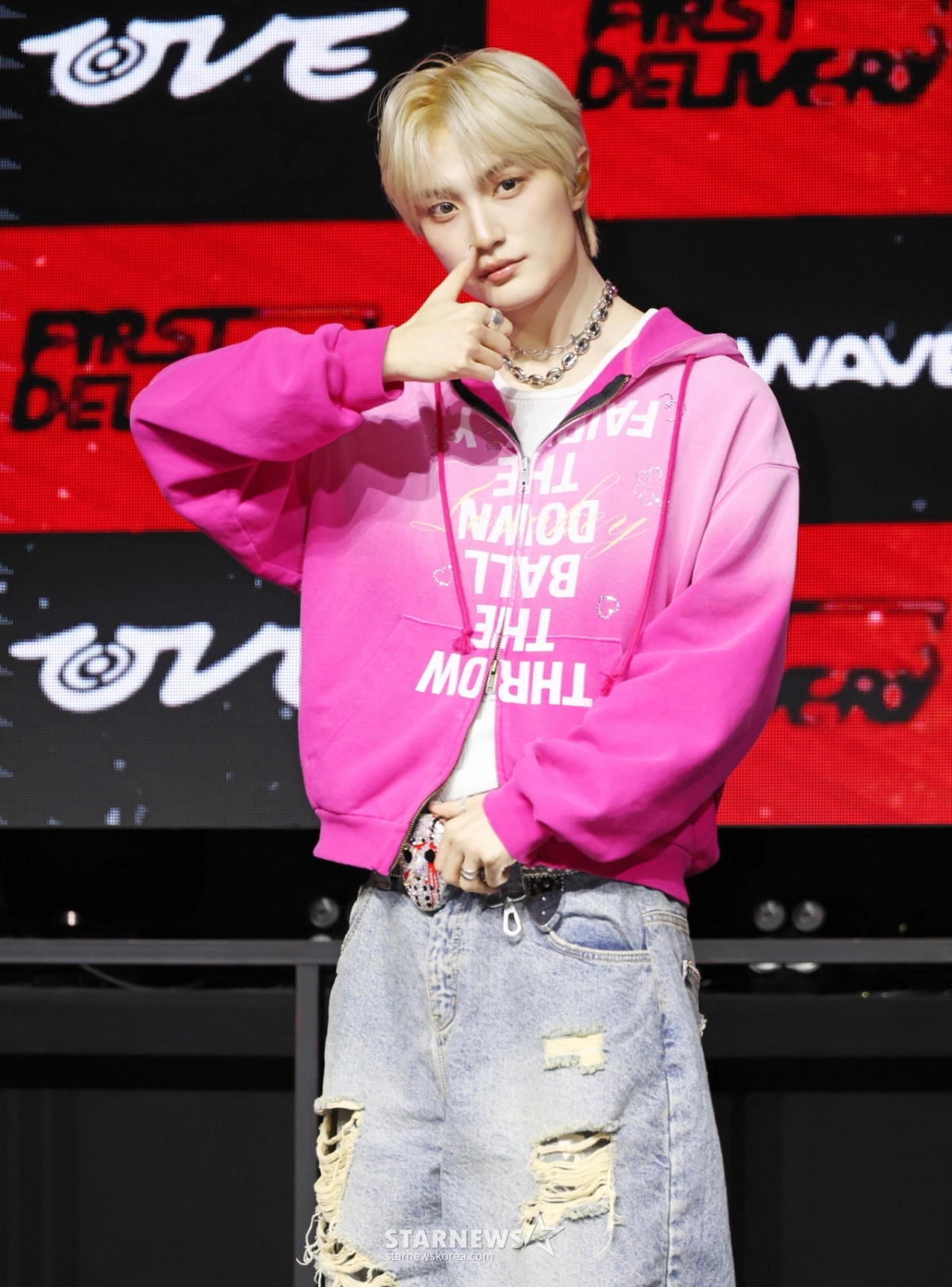 组合DAILY:DIRECTION IVAN23日下午在首尔麻浦区YES24 Wonderrok Hall举行的出道单曲1辑《FIRST:DELIVERY》发行纪念表演秀上摆出造型,供记者们拍照。 Daily:Direction的主打歌名《ROOMBA DOOMBA》是包含着今后在世界观中展开的任何事件和考验都不会屈服的意志的咒语。 /2026.02.23 / 照片=李东勋 photoguy@