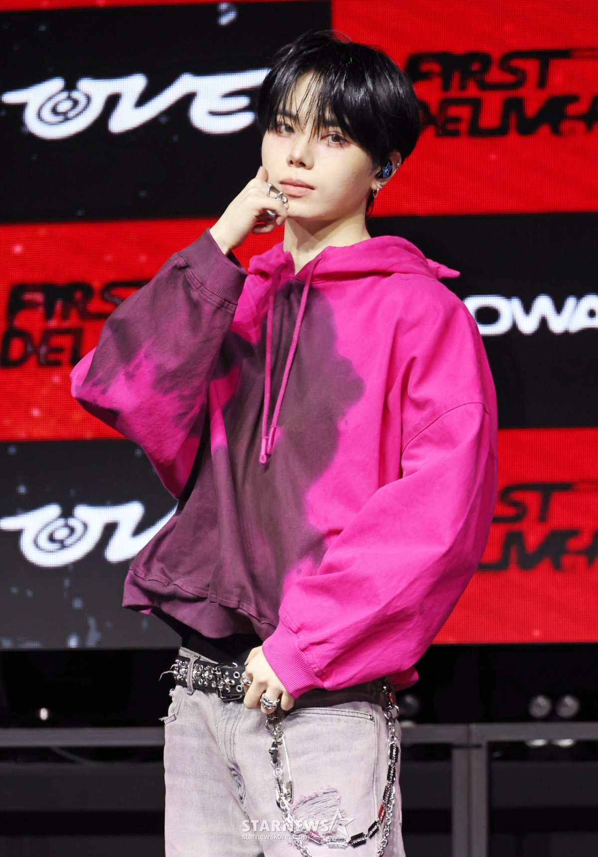 组合DAILY:DIRECTION的李元宇23日下午在首尔麻浦区YES24 Wonderrok Hall举行的出道单曲1辑《FIRST:DELIVERY》发行纪念表演秀上摆出造型,供记者们拍照。 Daily:Direction的主打歌名《ROOMBA DOOMBA》是包含着今后在世界观中展开的任何事件和考验都不会屈服的意志的咒语。 /2026.02.23 / 照片=李东勋 photoguy@