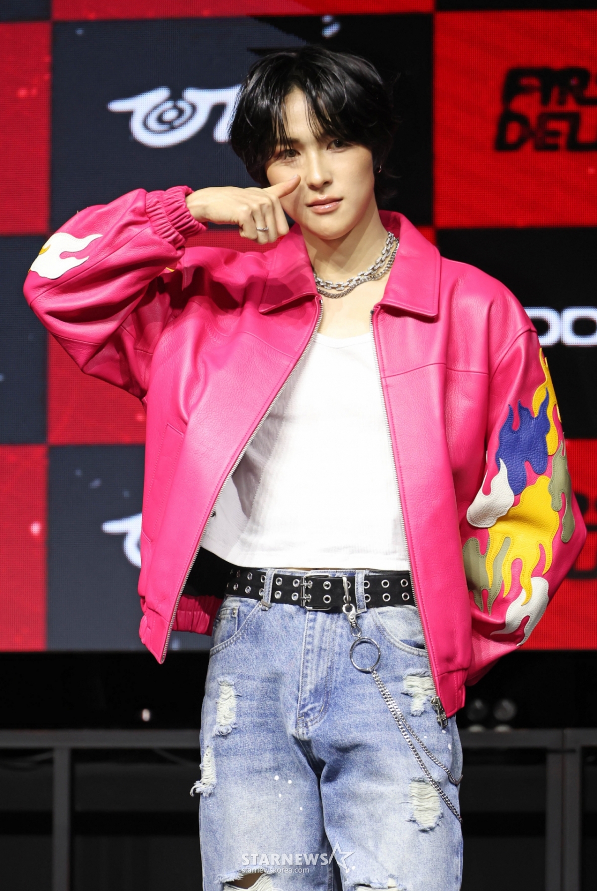 组合DAILY:DIRECTION的金柱亨23日下午在首尔麻浦区YES24 Wonderrok Hall举行的出道单曲1辑《FIRST:DELIVERY》发行纪念表演秀上摆出造型,供记者们拍照。 Daily:Direction的主打歌名《ROOMBA DOOMBA》是包含着今后在世界观中展开的任何事件和考验都不会屈服的意志的咒语。 /2026.02.23 / 照片=李东勋 photoguy@