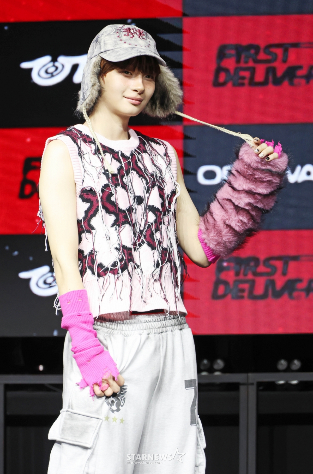 组合DAILY:DIRECTION张允锡23日下午在首尔麻浦区YES24 Wonderrok Hall举行的出道单曲1辑《FIRST:DELIVERY》发行纪念表演秀上摆出造型,供记者们拍照。 Daily:Direction的主打歌名《ROOMBA DOOMBA》是包含着今后在世界观中展开的任何事件和考验都不会屈服的意志的咒语。 /2026.02.23 / 照片=李东勋 photoguy@