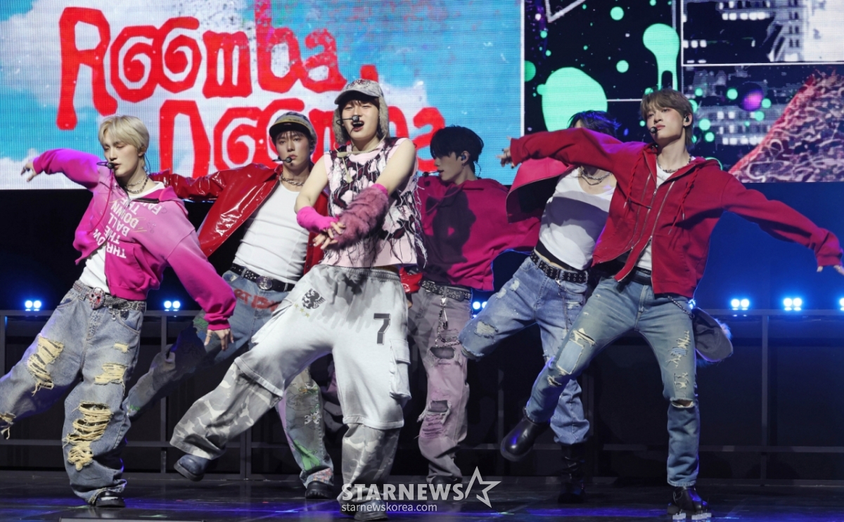 组合DAILY:DIRECTION23日下午在首尔麻浦区YES24 Wonderrok Hall举行的出道单曲1辑《FIRST:DELIVERY》发行纪念表演秀上展示了出道曲。 Daily:Direction的主打歌名《ROOMBA DOOMBA》是包含着今后在世界观中展开的任何事件和考验都不会屈服的意志的咒语。 /2026.02.23 / 照片=李东勋 photoguy@