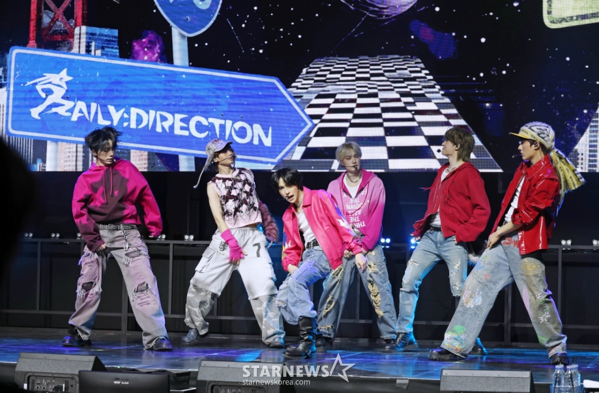 组合DAILY:DIRECTION23日下午在首尔麻浦区YES24 Wonderrok Hall举行的出道单曲1辑《FIRST:DELIVERY》发行纪念表演秀上展示了出道曲。 Daily:Direction的主打歌名《ROOMBA DOOMBA》是包含着今后在世界观中展开的任何事件和考验都不会屈服的意志的咒语。 /2026.02.23 / 照片=李东勋 photoguy@