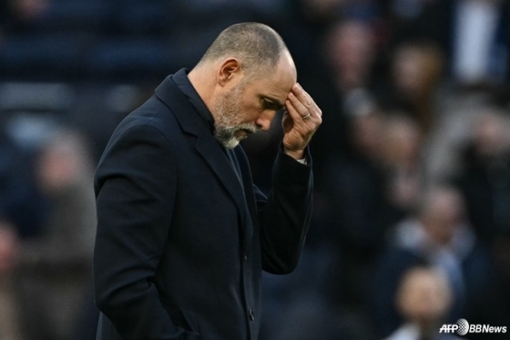 Tottenham Hotspur's new head coach Igor Tudor touches his forehead during the 27th round of the 2025-2026 English Premier League (EPL) at Tottenham Hotspur Stadium in London, England on the 23rd (Korea time). /AFPBBNews=News1