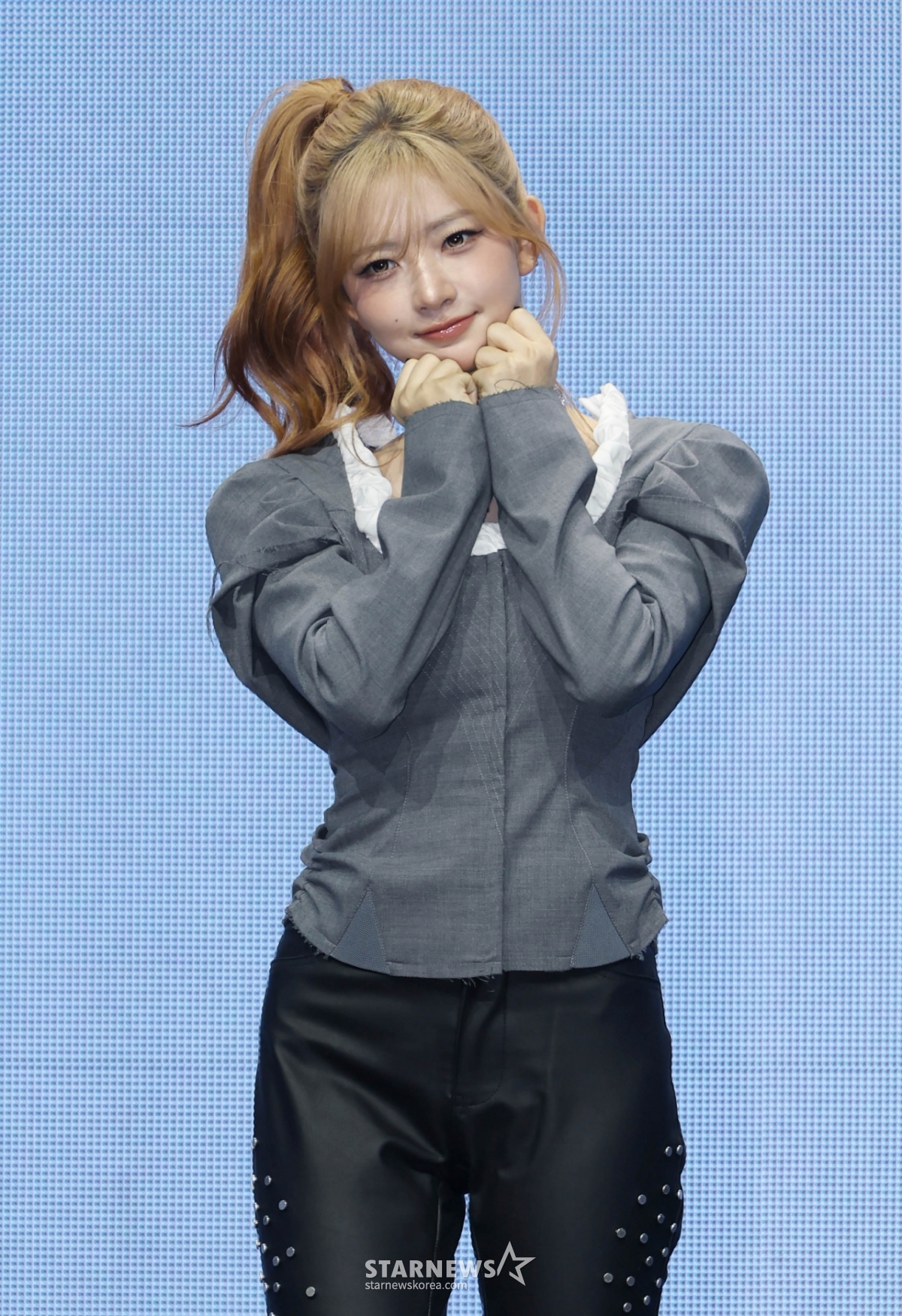 23日下午,在首尔广津区YES24 Live Hall举行的正规2辑《REVIVE+》发行纪念表演秀上,女子组合IVE成员Ray正摆出造型,供记者们拍照。  这张专辑收录了包括双主打歌《BLACKHOLE》、《BANG BANG》、《Hush》、《Stuck In Your Head》、《Fireworks》、《HOT COFFEE》、《8》、《Odd》、李瑞的《Super ICY》、《Real》、《Ray Works》、《HOT COFFEEE》、《HOT COFEE》、《Odd》、《ODE》、李瑞的《Super IS CY》、《REAURS》等12首单曲目。 /2026.02.23 / 照片=李东勋 photoguy@