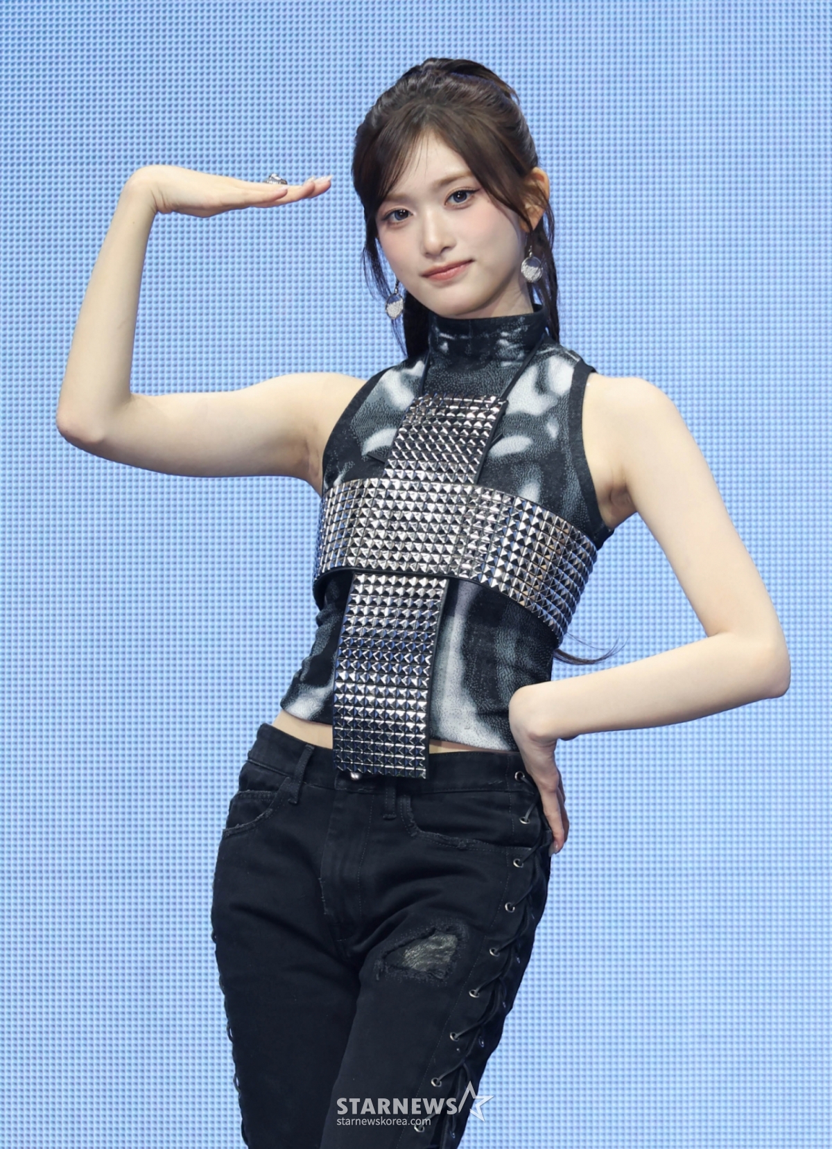 23日下午,在首尔广津区YES24 Live Hall举行的正规2辑《REVIVE+》发行纪念表演秀上,女子组合IVE成员李瑞正摆出造型,供记者们拍照。  这张专辑收录了包括双主打歌《BLACKHOLE》、《BANG BANG》、《Hush》、《Stuck In Your Head》、《Fireworks》、《HOT COFFEE》、《8》、《Odd》、李瑞的《Super ICY》、《Real》、《Ray Works》、《HOT COFFEEE》、《HOT COFEE》、《Odd》、《ODE》、李瑞的《Super IS CY》、《REAURS》等12首单曲目。 /2026.02.23 / 照片=李东勋 photoguy@