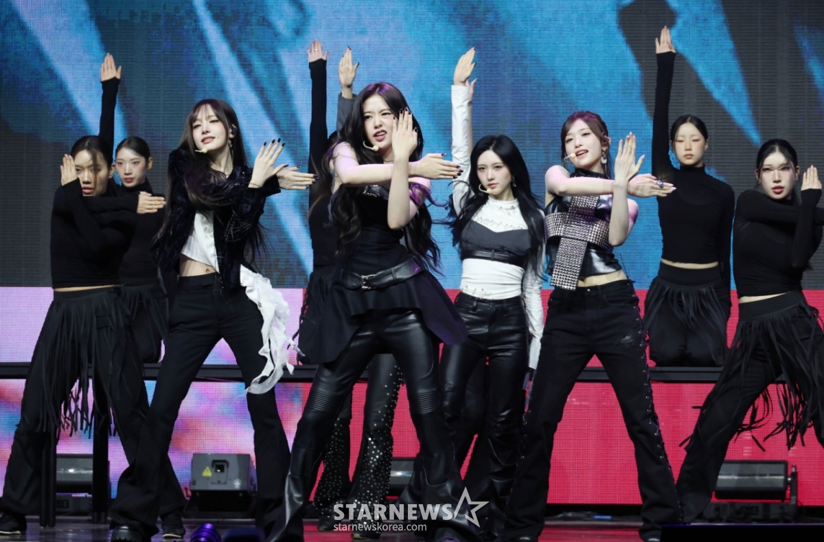 女子组合IVE23日下午在首尔广津区YES24 Live Hall举行的正规2辑《REVIVE+》发行纪念表演秀上展示了新曲。  这张专辑收录了包括双主打歌《BLACKHOLE》、《BANG BANG》、《Hush》、《Stuck In Your Head》、《Fireworks》、《HOT COFFEE》、《8》、《Odd》、李瑞的《Super ICY》、《Real》、《Ray Works》、《HOT COFFEEE》、《HOT COFEE》、《Odd》、《ODE》、李瑞的《Super IS CY》、《REAURS》等12首单曲目。 /2026.02.23 / 照片=李东勋 photoguy@